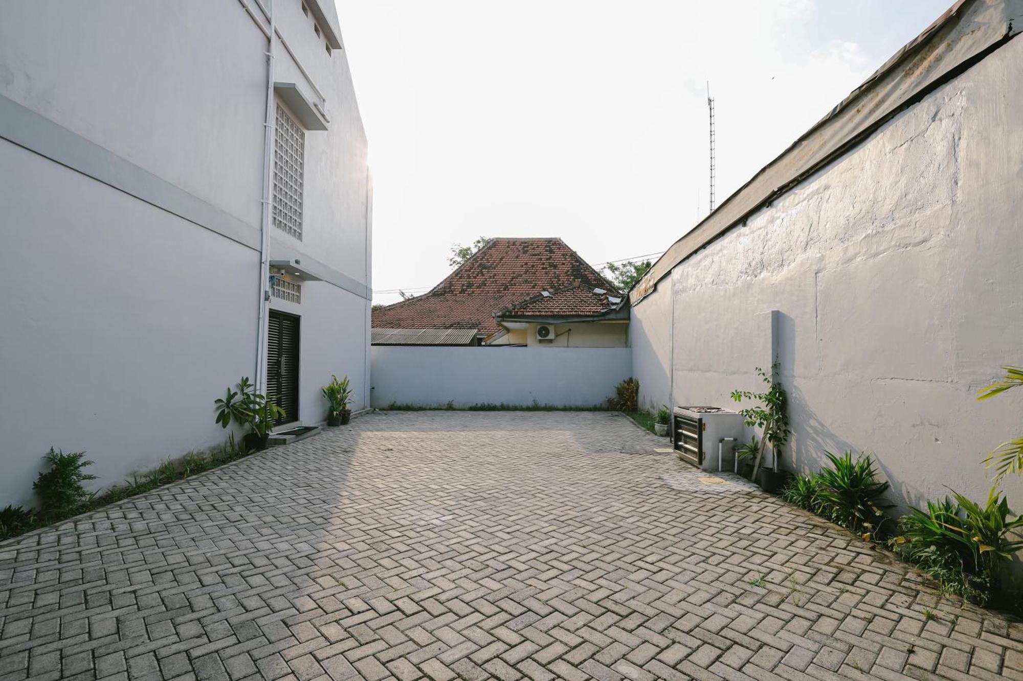 B Syariah Guest House Lumajang Exteriör bild